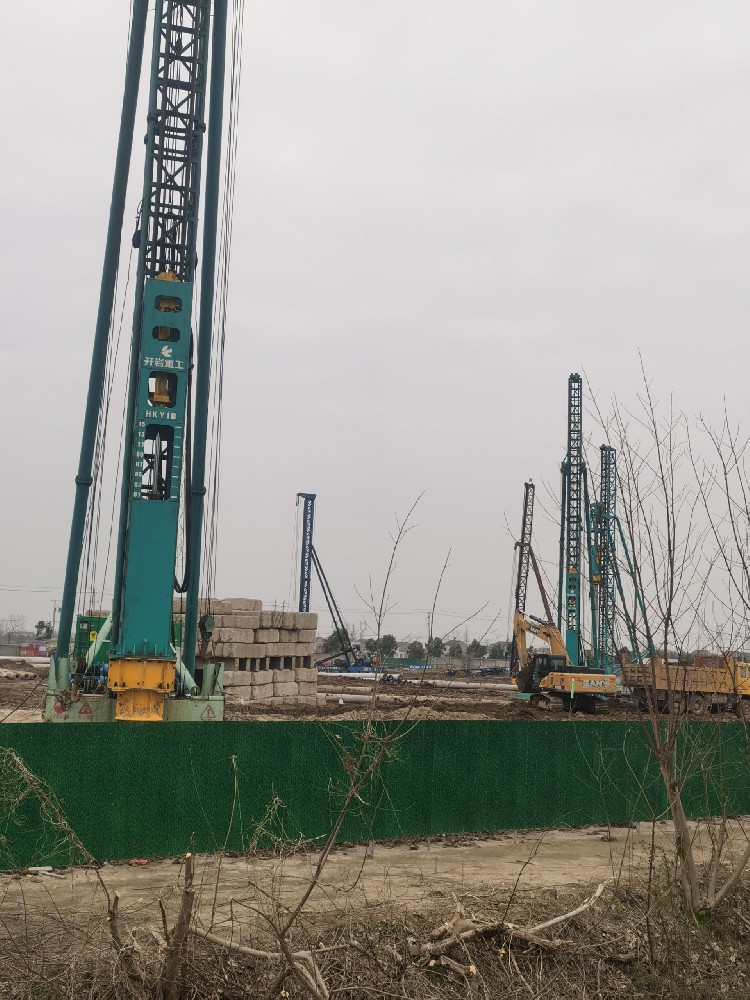 我司生產的液壓打樁錘在國家糧食儲備基地施工中